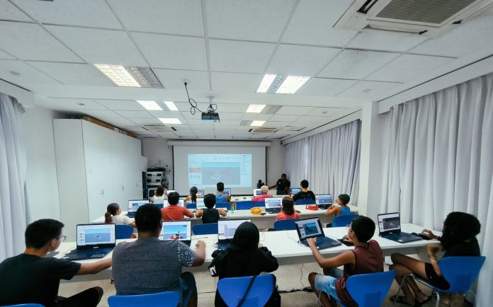 Alunos na Nave Nova Brasília