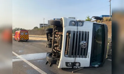 Tombamento de caminhão mobiliza bombeiros no Contorno Sul de Apucarana